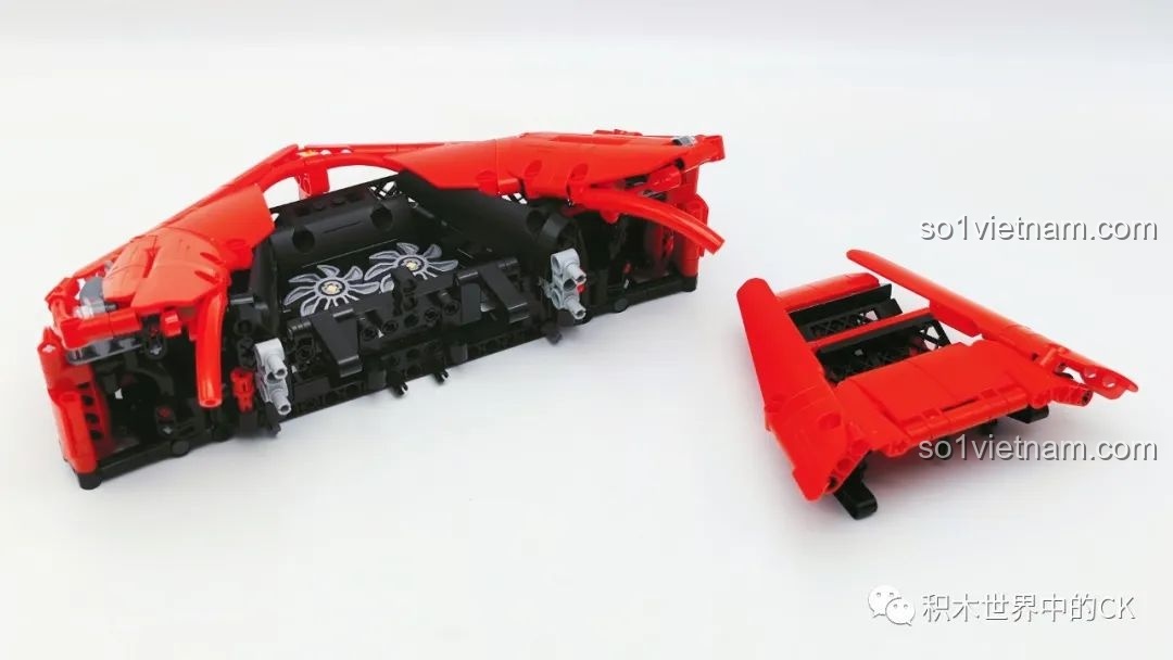 Quá trình lắp ráp thân xe cho bộ CaDA C61505 Ferrari Laferrari, tập trung vào các chi tiết khí động học.