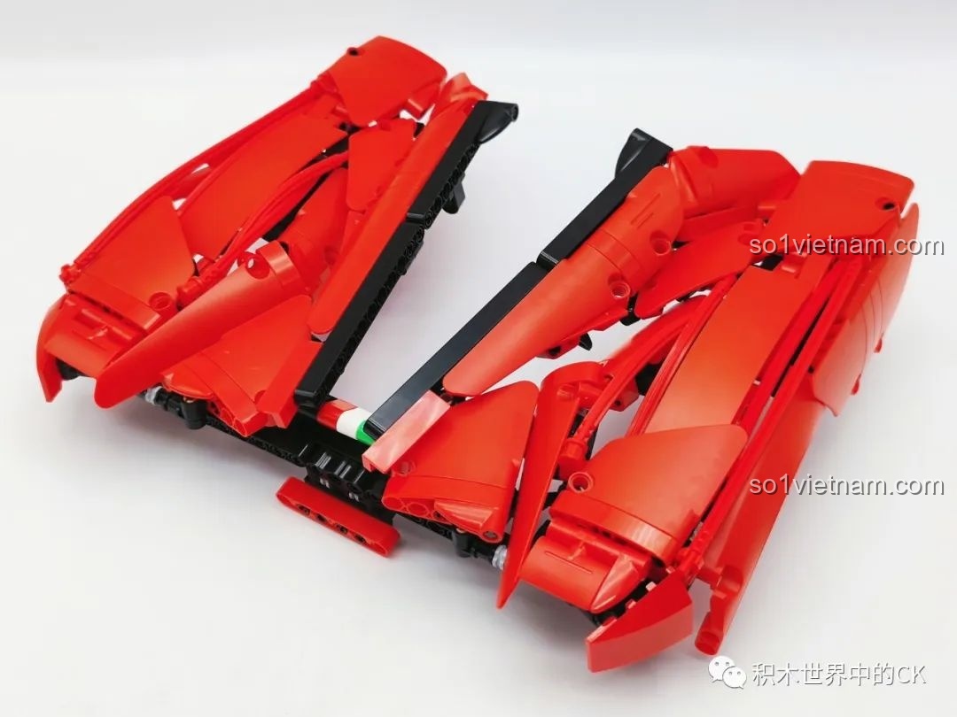 Quá trình lắp ráp thân xe cho bộ CaDA C61505 Ferrari Laferrari, tập trung vào các chi tiết khí động học.
