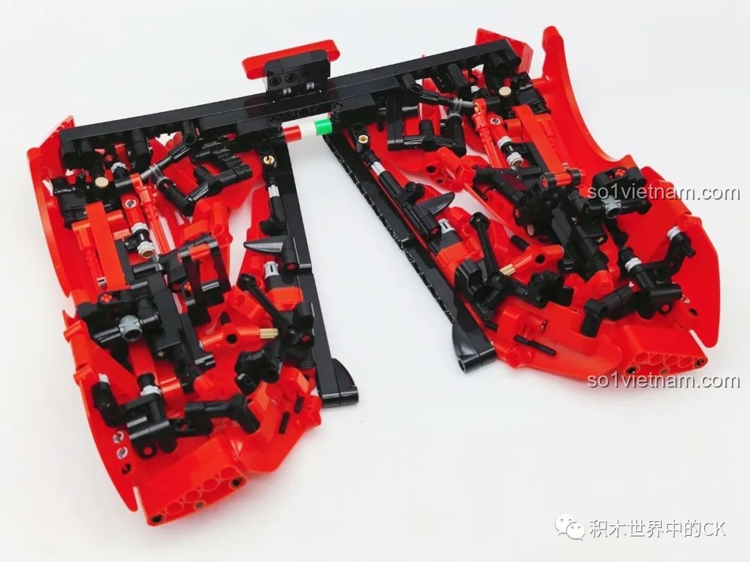 Quá trình lắp ráp thân xe cho bộ CaDA C61505 Ferrari Laferrari, tập trung vào các chi tiết khí động học.