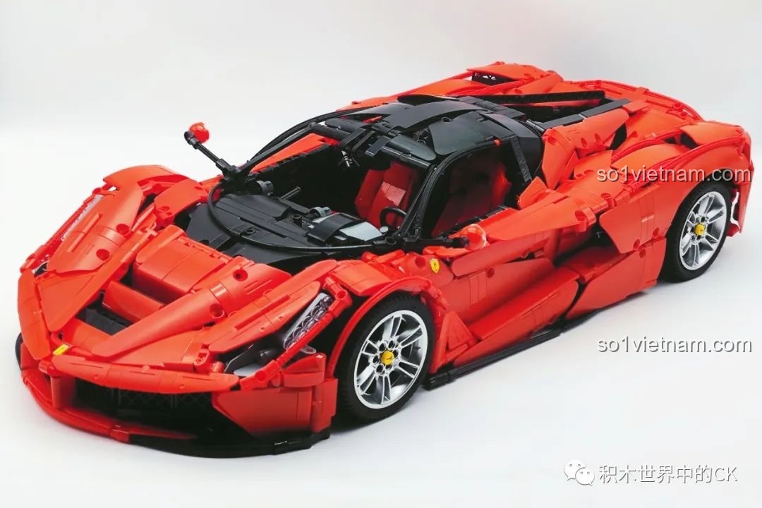 Quá trình lắp ráp thân xe cho bộ CaDA C61505 Ferrari Laferrari, tập trung vào các chi tiết khí động học.