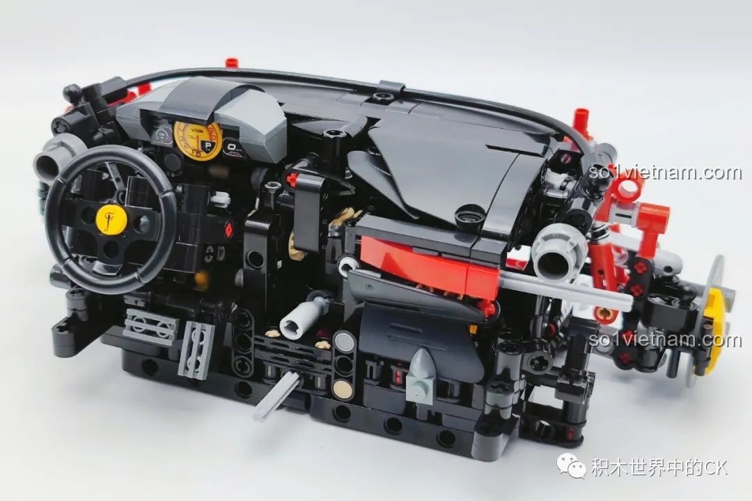 Chi tiết phần động cơ đang được lắp ráp cho bộ CaDA C61505 Ferrari Laferrari.