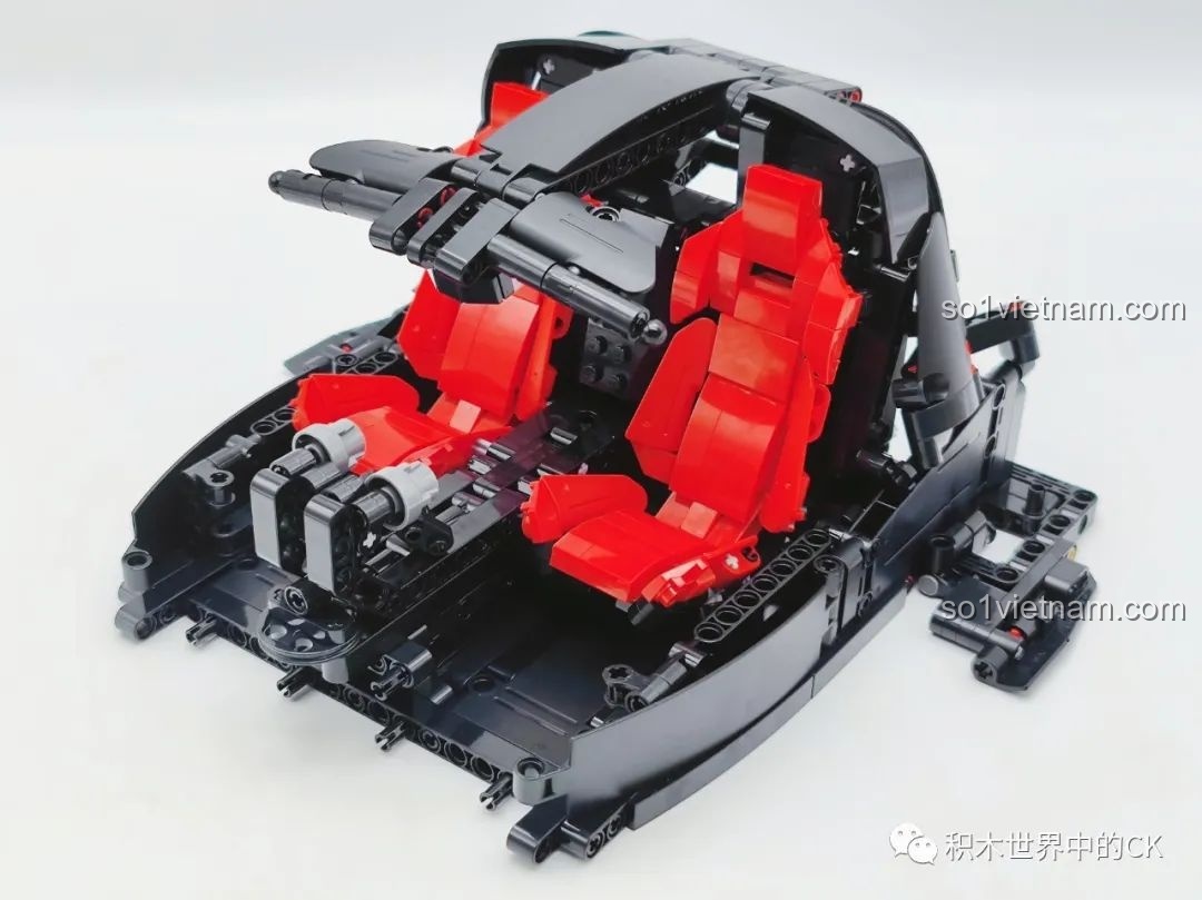 Chi tiết phần động cơ đang được lắp ráp cho bộ CaDA C61505 Ferrari Laferrari.