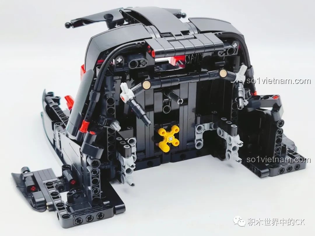 Chi tiết nội thất đang được lắp ráp cho bộ CaDA C61505 Ferrari Laferrari, bao gồm ghế ngồi và bảng điều khiển.