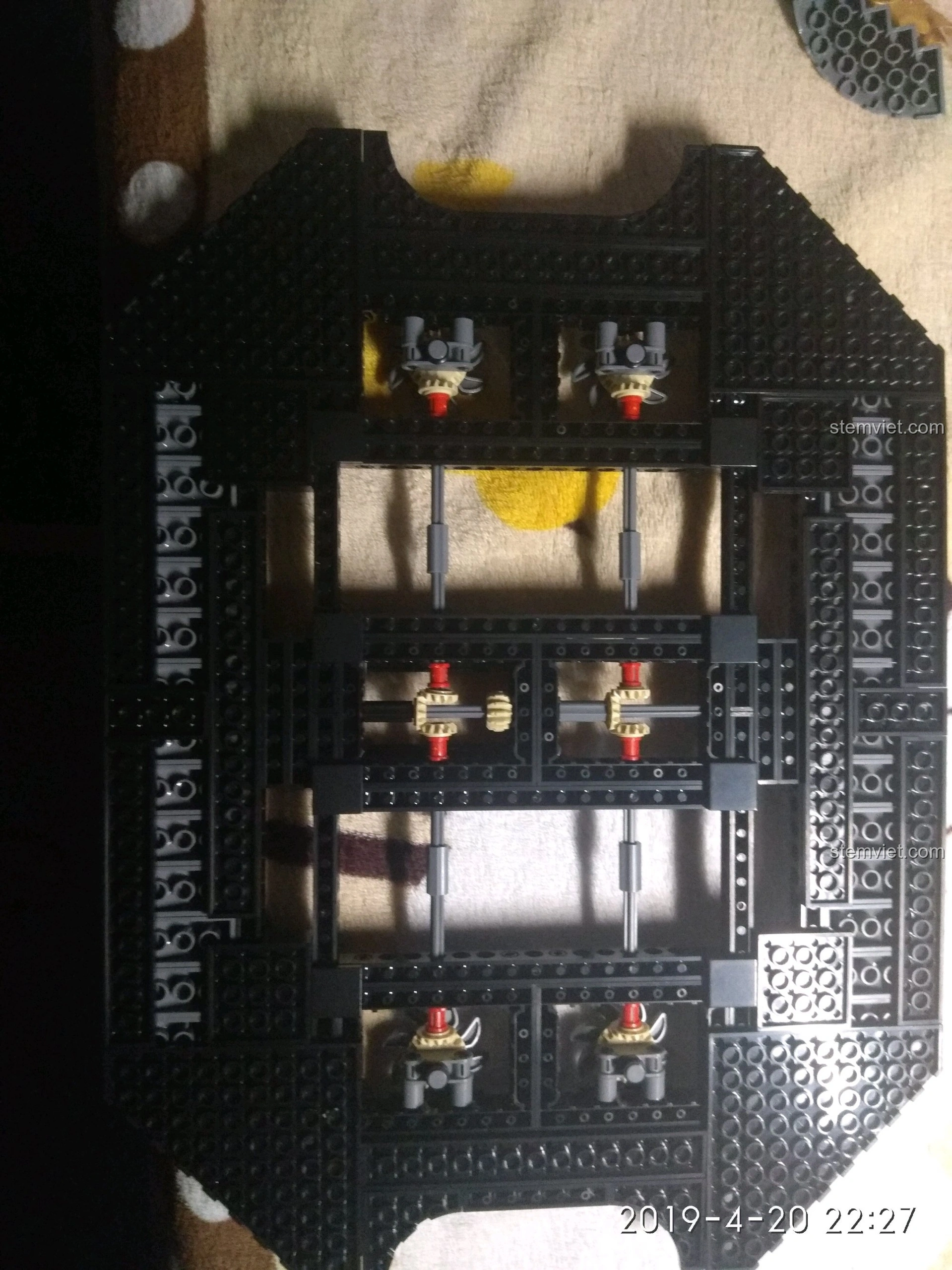 Quá trình lắp ráp đế trưng bày của bộ Đế Trưng Bày Voltron Bách Thú Vương SY 1130 đang diễn ra.