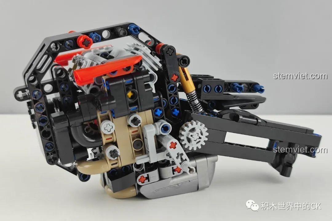 Quá trình lắp ráp phần động cơ của mô hình xe máy Streetfighter V4 SP 672006, trải nghiệm lắp ráp thú vị.