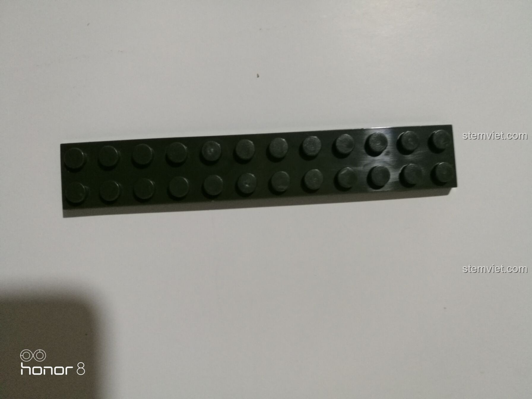 Quá trình lắp ráp bộ Enlighten 0275 bắt đầu với một mảnh ghép dài màu xanh quân đội, là nền tảng cho thân máy bay.