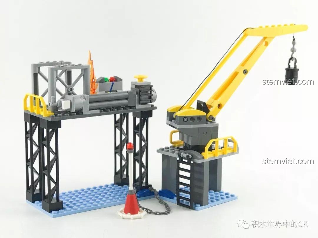 Quá trình lắp ráp giàn khoan dầu từ bộ QMAN 2806, phần khung và cần cẩu đã được dựng lên.