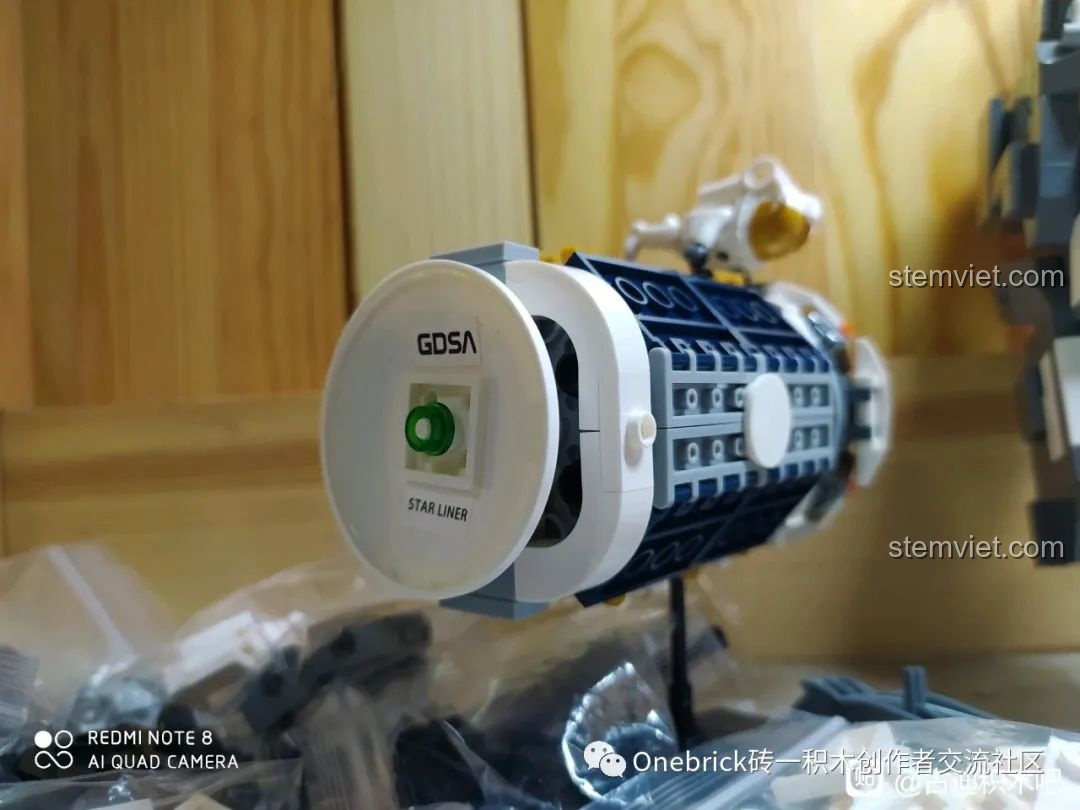 Quá trình lắp ráp phần thân của mô hình Vệ tinh Thiên Hành Giả GUDI 10801, trải nghiệm lắp ráp thú vị.