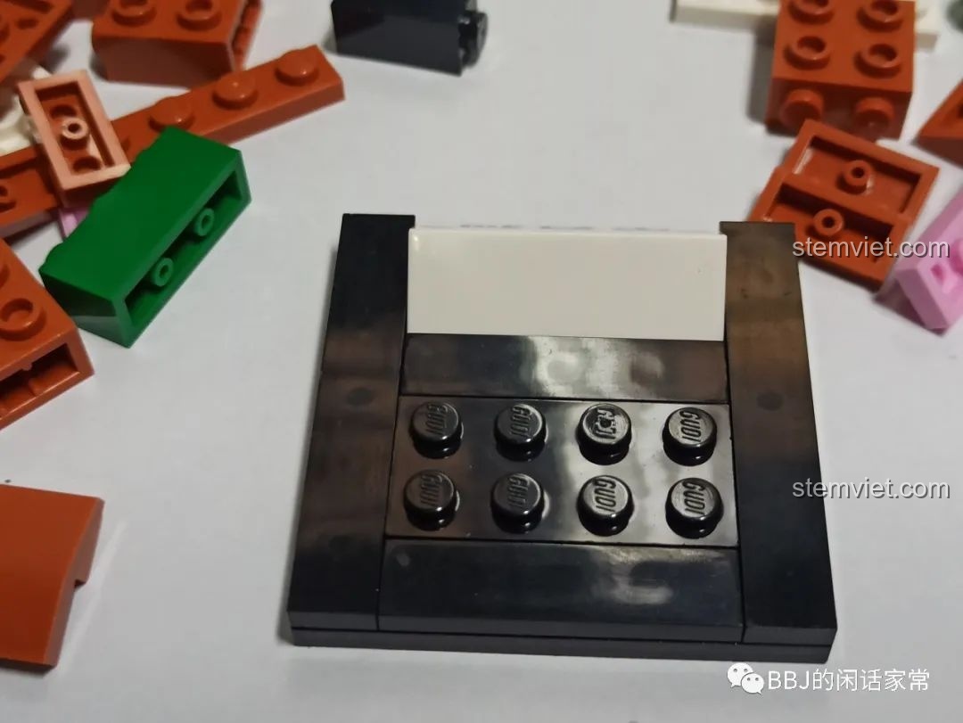 Quá trình lắp ráp phần đế của mô hình Chó Corgi Độc Thân GUDI 53003, một bước khởi đầu đơn giản cho bé.