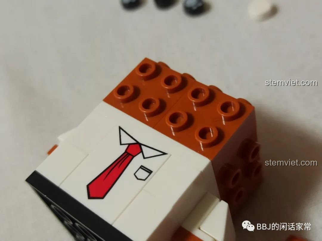 Quá trình lắp ráp phần thân của mô hình Chó Tăng Ca GUDI 53003, cho thấy cấu trúc bên trong và các mảnh ghép.