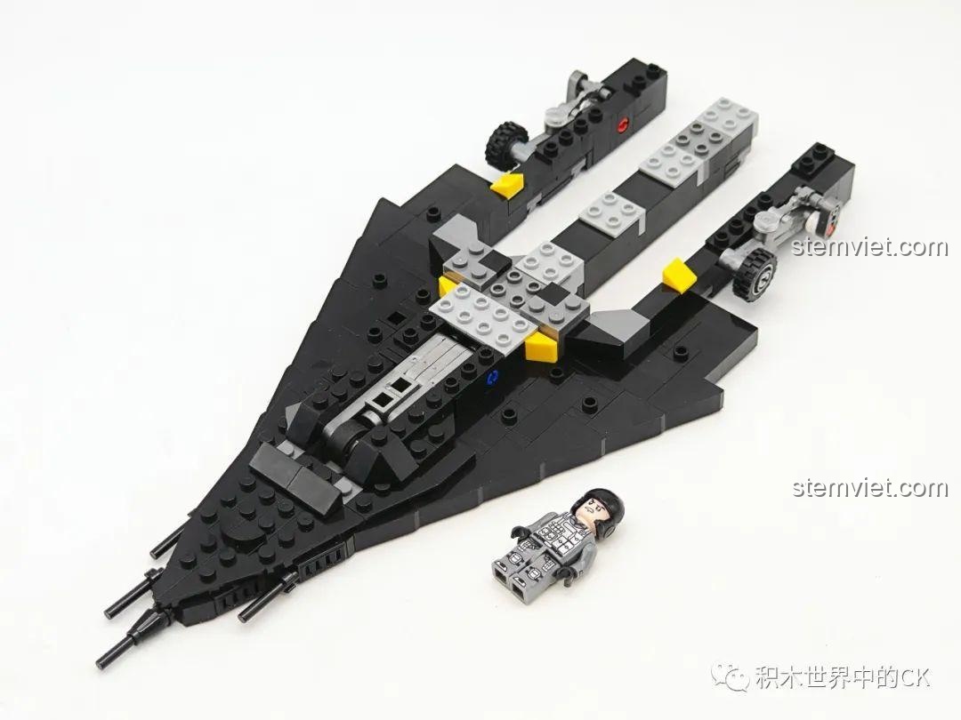 Quá trình lắp ráp JIESTAR 58058 bắt đầu với phần khung sườn và bộ phận hạ cánh của máy bay tàng hình F-117A.