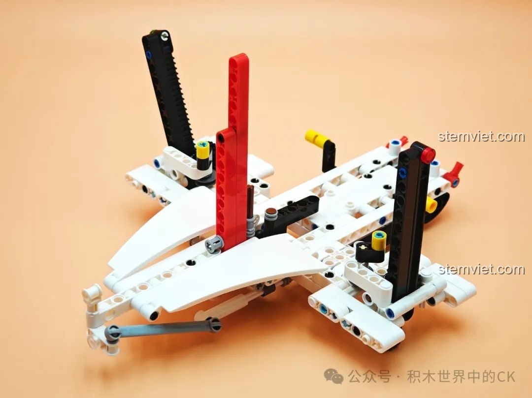 Giai đoạn đầu của quá trình lắp ráp bộ JIESTAR 58124, xây dựng phần khung trung tâm của thuyền buồm hai thân.