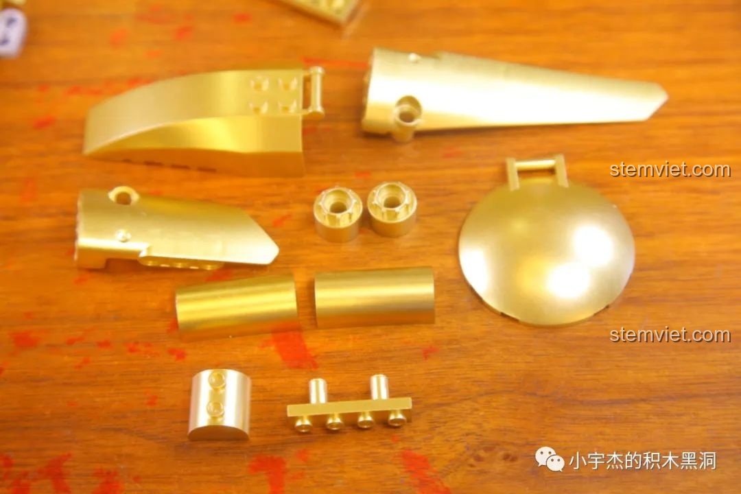 Mô hình Mô tô Fenrir Sói Lửa Final Fantasy VII KBox 10248 đang trong quá trình lắp ráp, thân xe và các chi tiết vàng đồng đã được gắn.