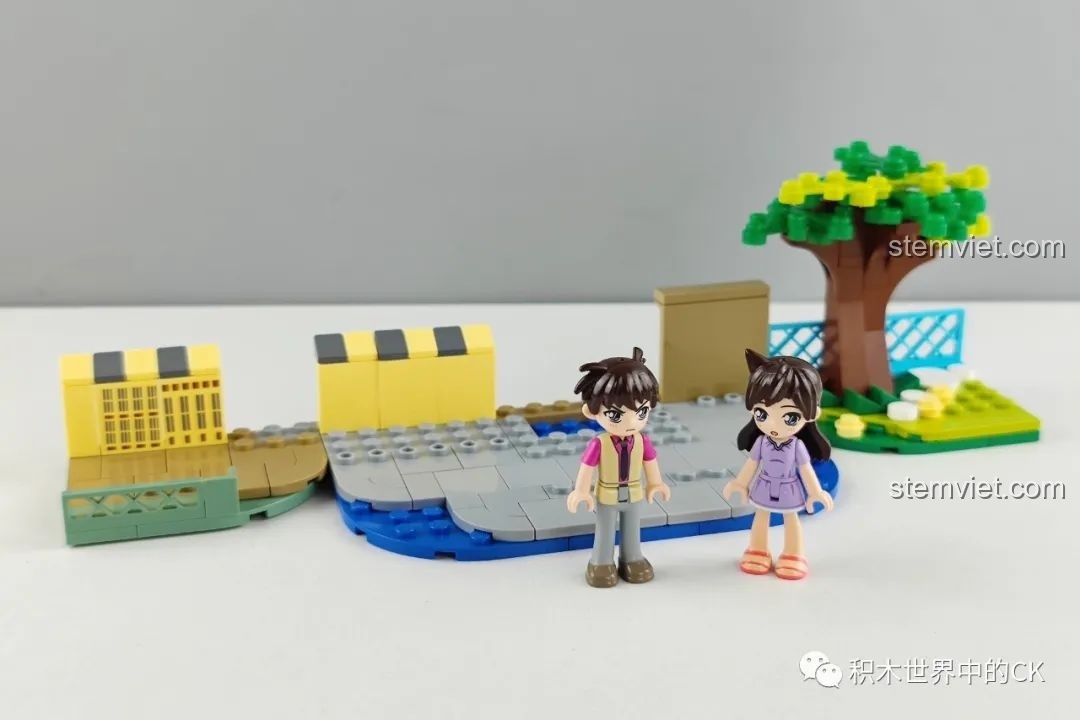 Quá trình lắp ráp ban đầu của bộ Keeppley K20705 với minifigures Shinichi và Ran.