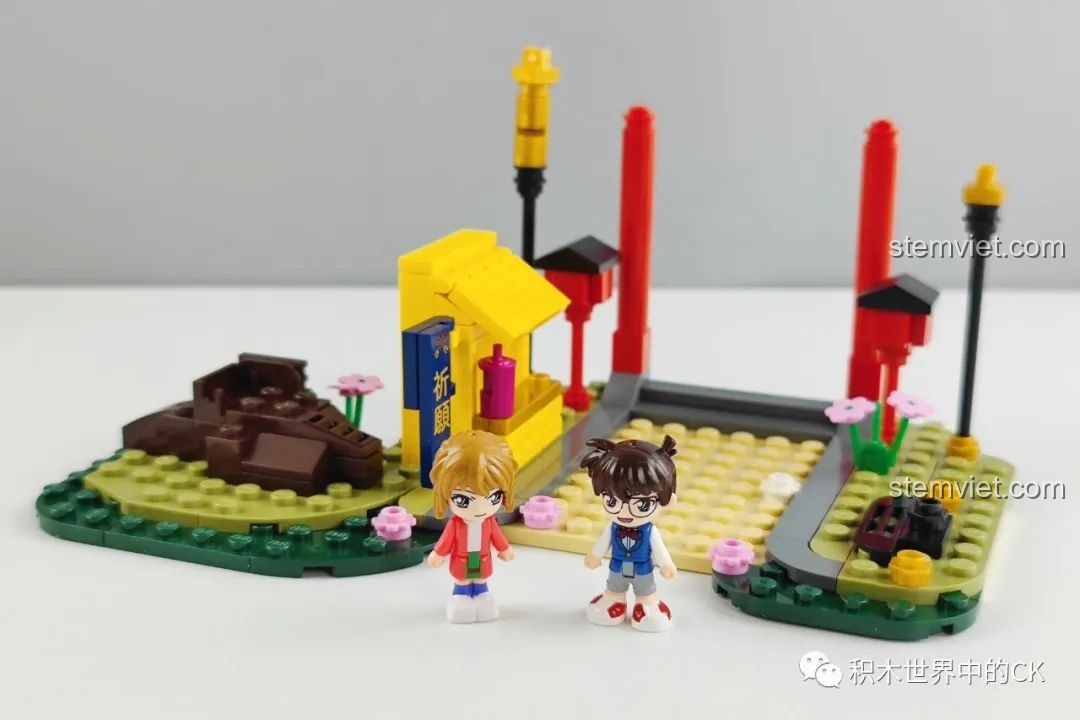 Quá trình lắp ráp ban đầu của bộ Keeppley K20707 với Conan và Haibara.