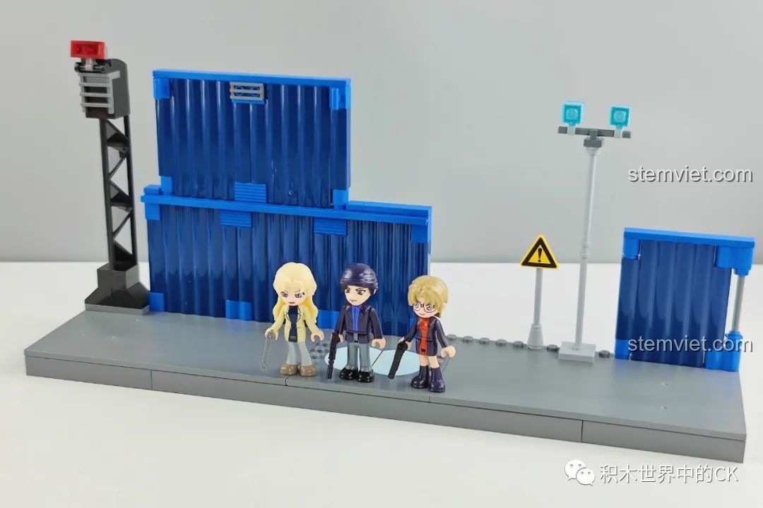 Quá trình lắp ráp ban đầu của bộ K20708 với các minifigures Tổ chức Áo đen.