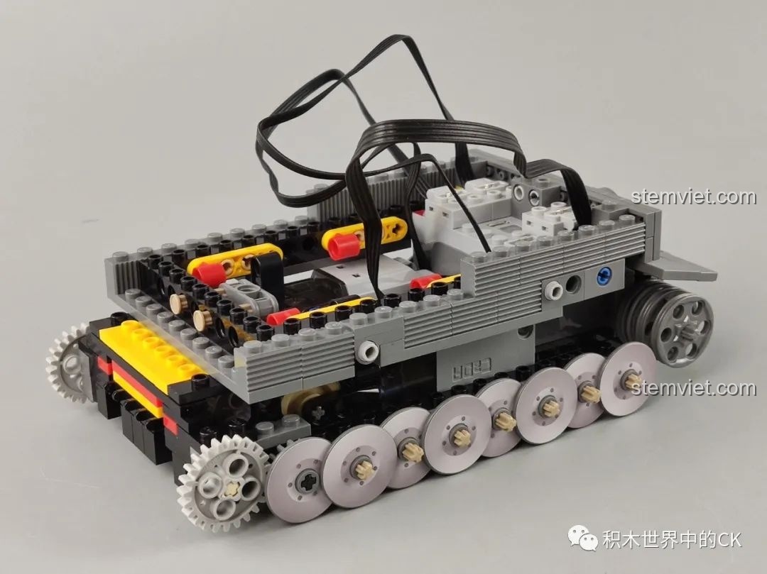 Quá trình lắp ráp khung gầm và hệ thống động cơ của xe tăng Tiger I CaDA C61071, một trải nghiệm CaDA 61071 thú vị.