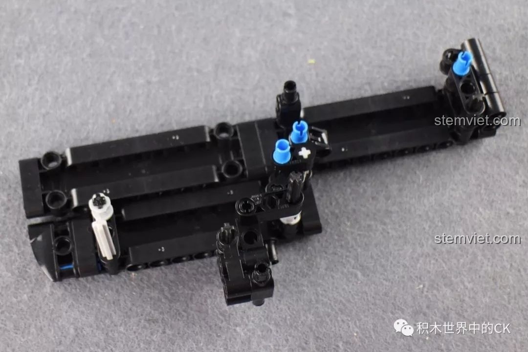 Quá trình lắp ráp Súng UZI CaDA C81008, bắt đầu với phần khung thân và cơ chế bên trong.