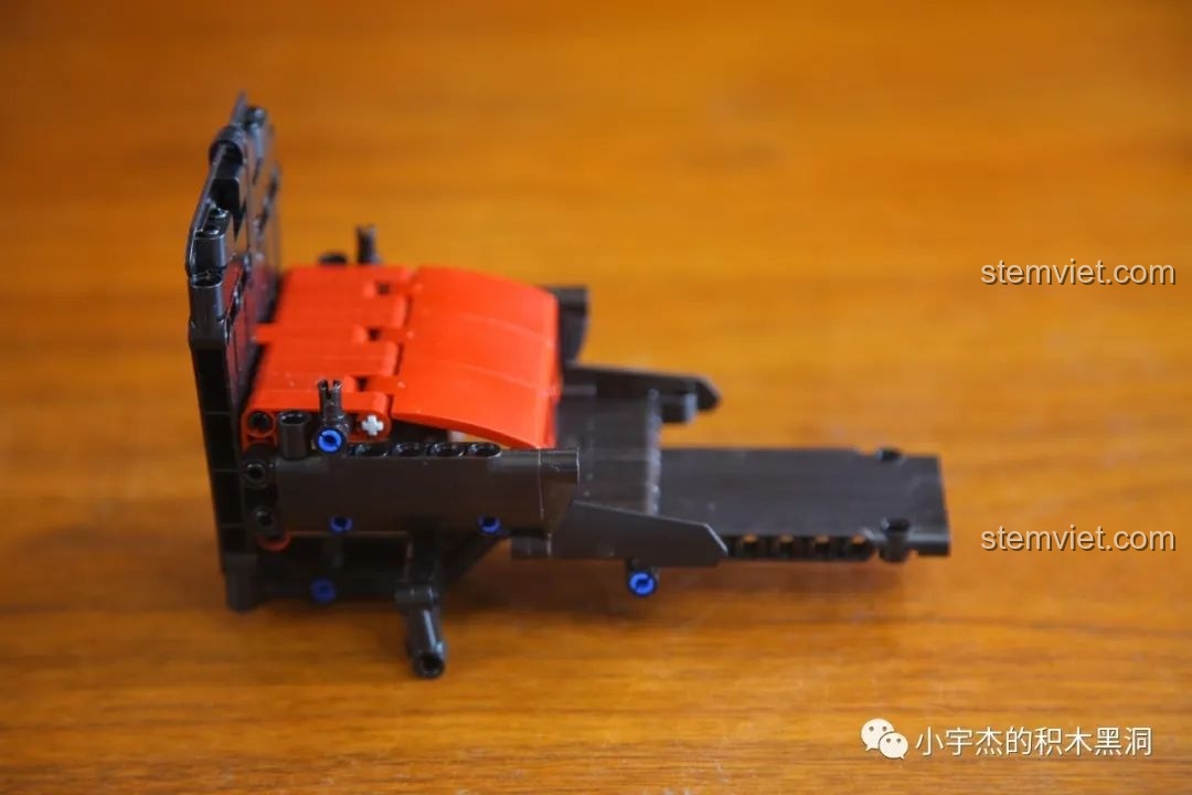 Quá trình lắp ráp phần khung và ghế ngồi của bộ lắp ráp Rickshaw Thượng Hải cho bé trai 6+.