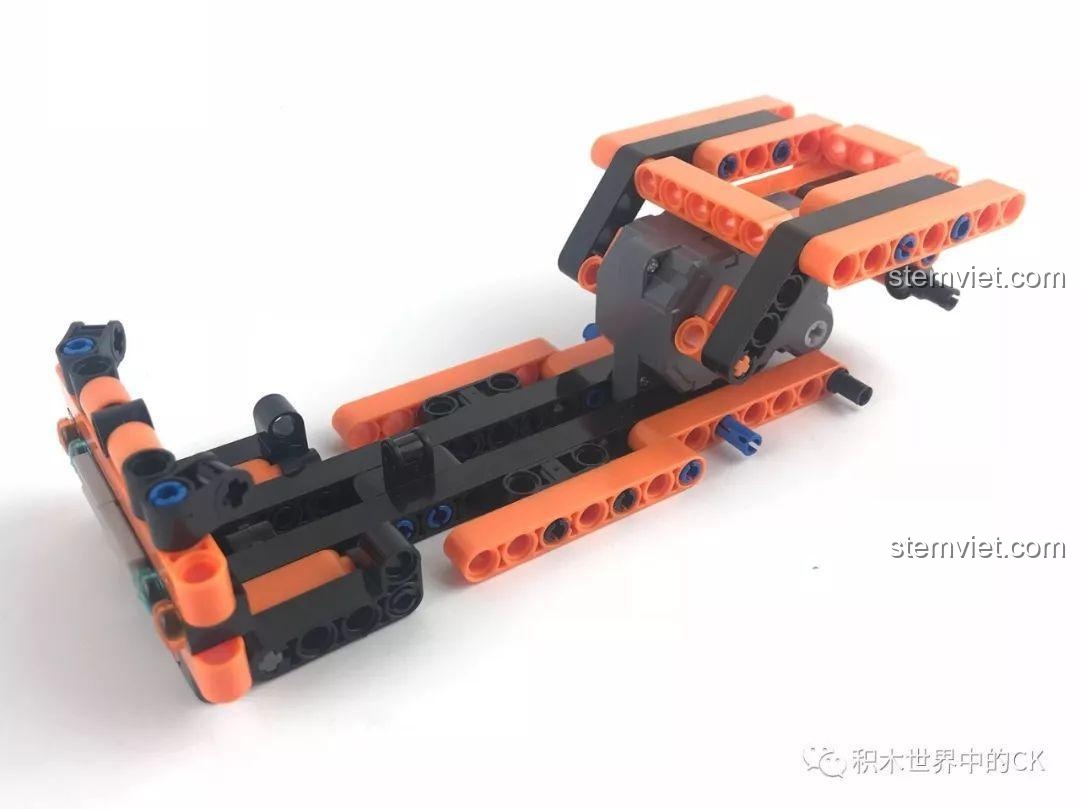 Các bước tiếp theo trong việc lắp ráp khung xe Jeep Technic, các thanh dầm màu cam và đen được kết nối.