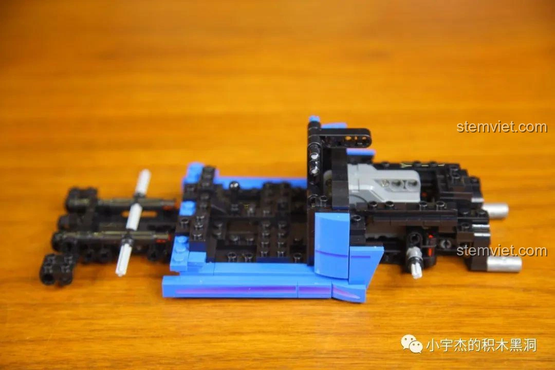 Quá trình lắp ráp khung xe của bộ đồ chơi xây dựng Jia Zhi 8408 đang dần hoàn thiện.