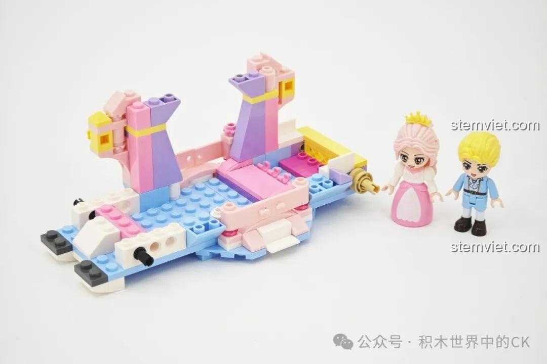 Quá trình lắp ráp phần khung của cỗ xe ngựa hoàng gia 36012, các chi tiết màu hồng, tím, xanh pastel.