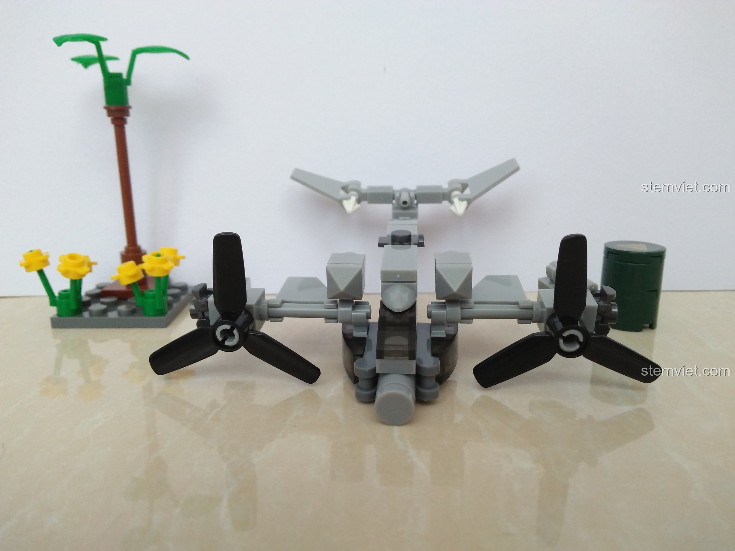 Mô hình máy bay hợp thể từ bộ SEMBO 11517 đang trong quá trình lắp ráp, nhìn từ phía trước.