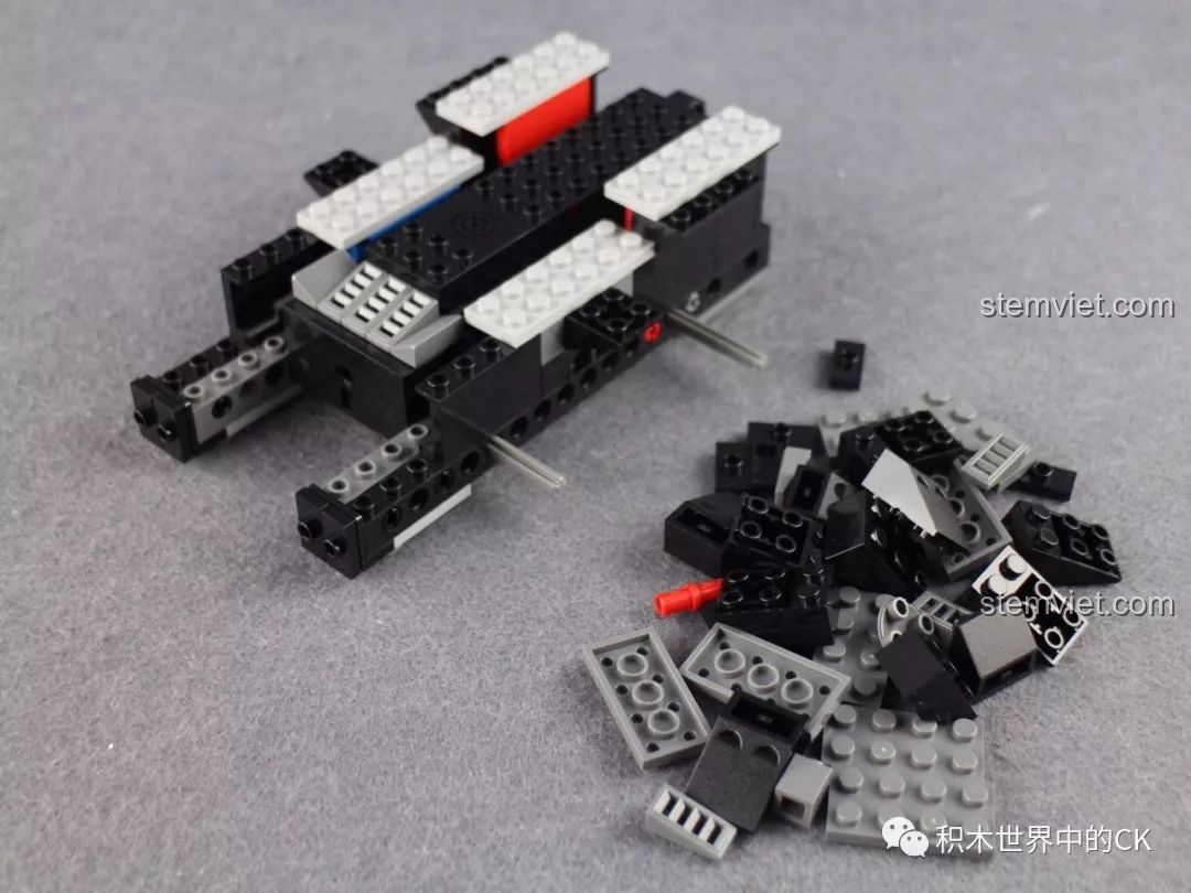 Quá trình lắp ráp ban đầu của xe Batmobile RC 13020, các chi tiết được ghép lại. Đánh giá Mould King 13020.