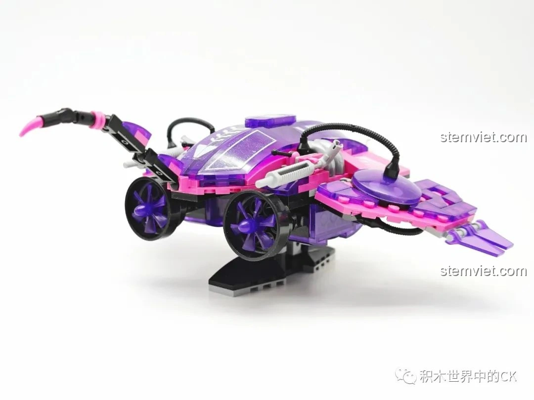 Quá trình lắp ráp mô hình Mực của bộ lắp ghép sinh vật biển sâu Zhe Gao 662001 đang diễn ra, thể hiện sự khéo léo.