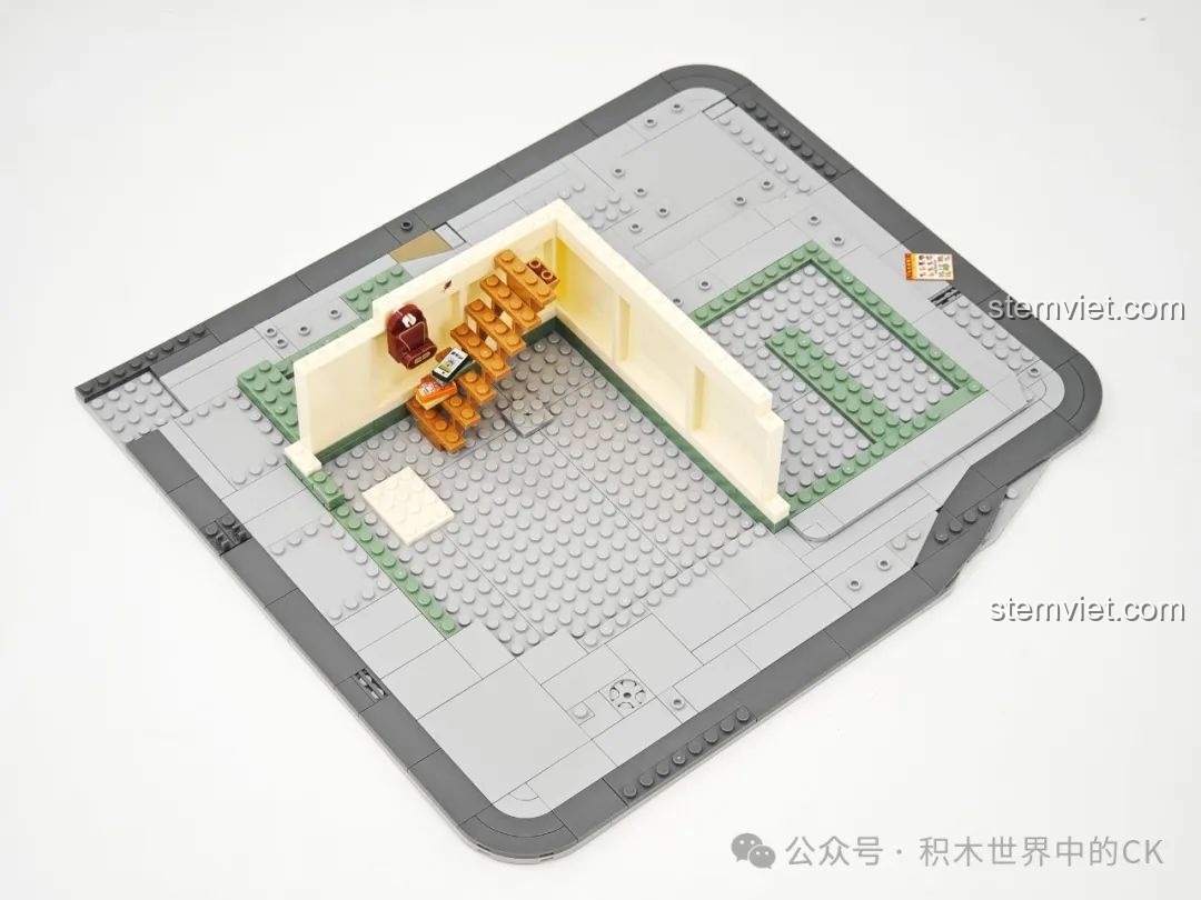 Quá trình lắp ráp Wekki 516954 bắt đầu với phần nền móng và những bức tường đầu tiên của khu phố.