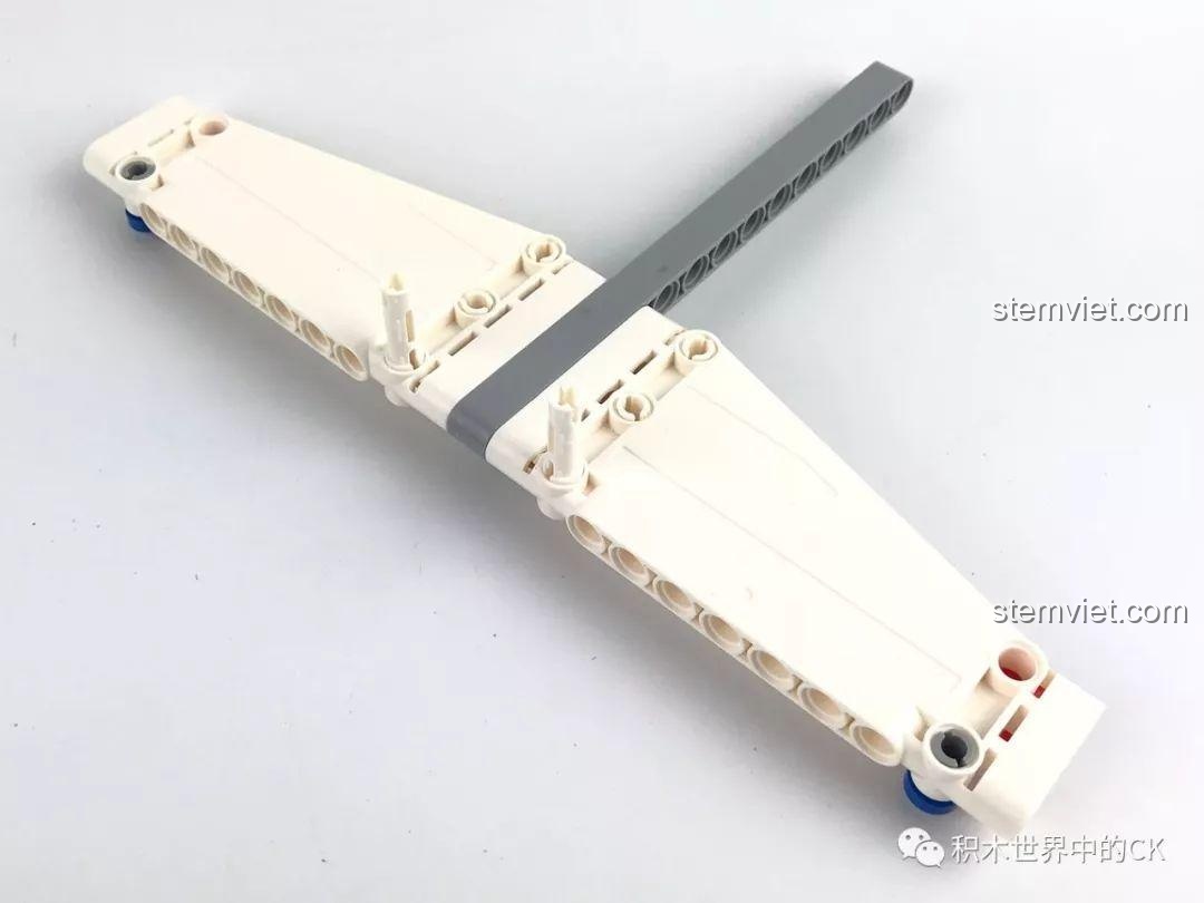 Giai đoạn đầu của quá trình lắp ráp, tạo thành một khối giống như cánh máy bay từ các thanh Technic.