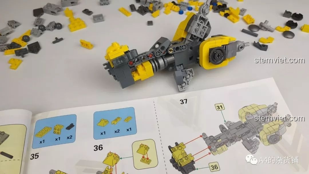 Quá trình lắp ráp bộ Panlos Brick 621019 Robot Đại Hoàng Phong, hiển thị các bước chi tiết trong sách hướng dẫn và các mảnh ghép đang được lắp.