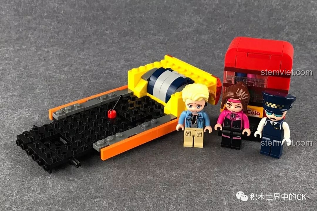 Quá trình lắp ráp bộ QMAN 1134, bắt đầu với phần khung xe taxi và máy bán hàng tự động.