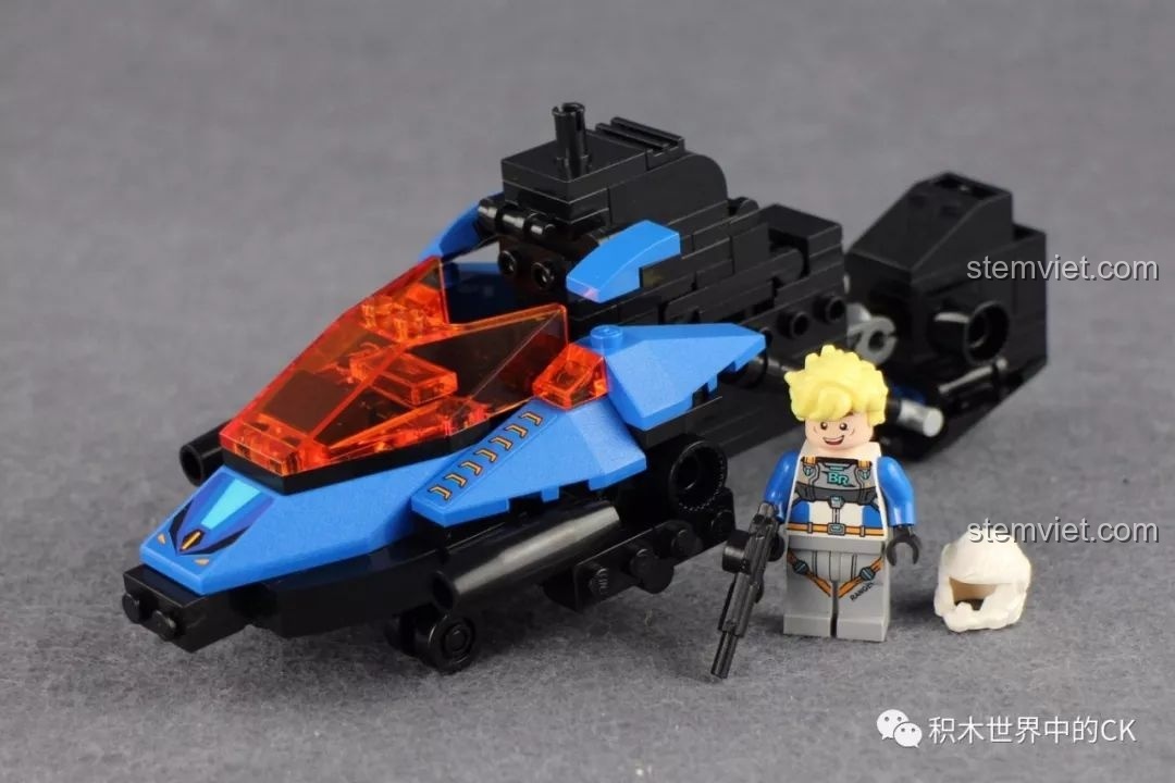 Quá trình lắp ráp bộ QMAN 3302, bắt đầu với phần thân và buồng lái của robot Blade Warrior.