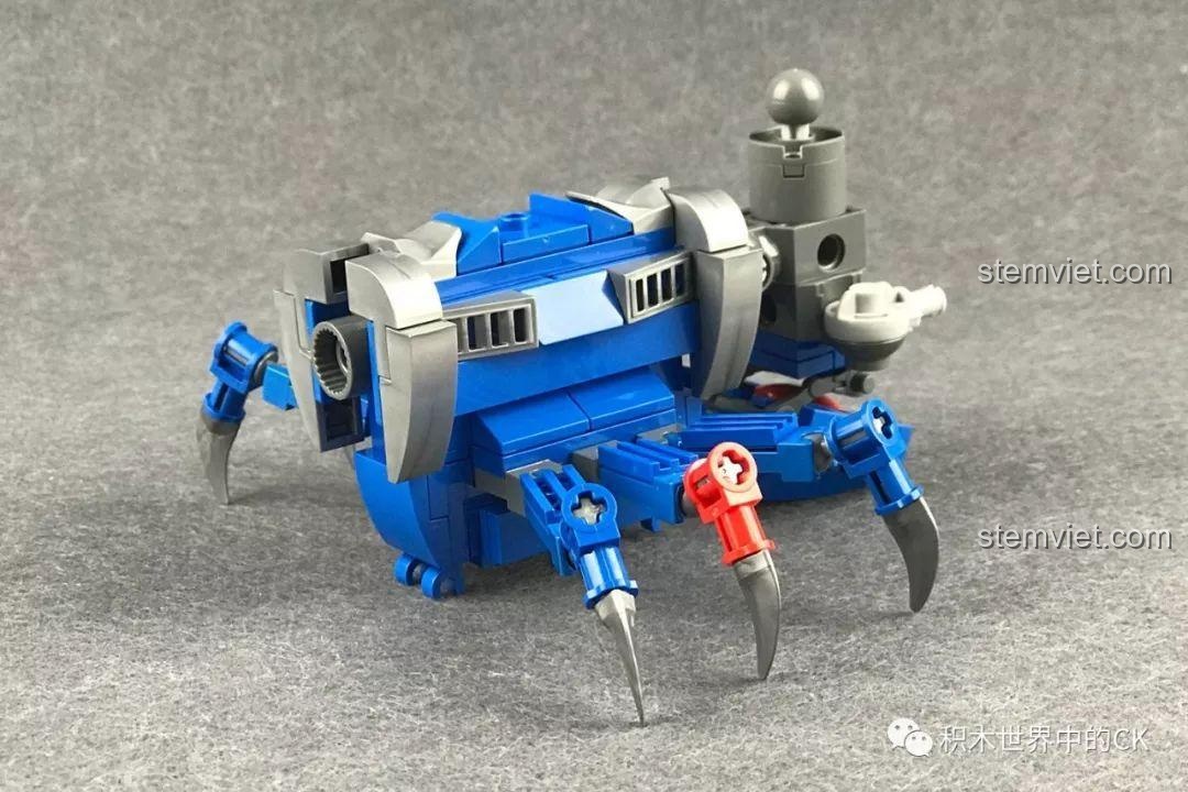 Quá trình lắp ráp phần thân và chân của mô hình Robot Bọ Cạp Điện Quang từ bộ đồ chơi xây dựng QMAN 3603.