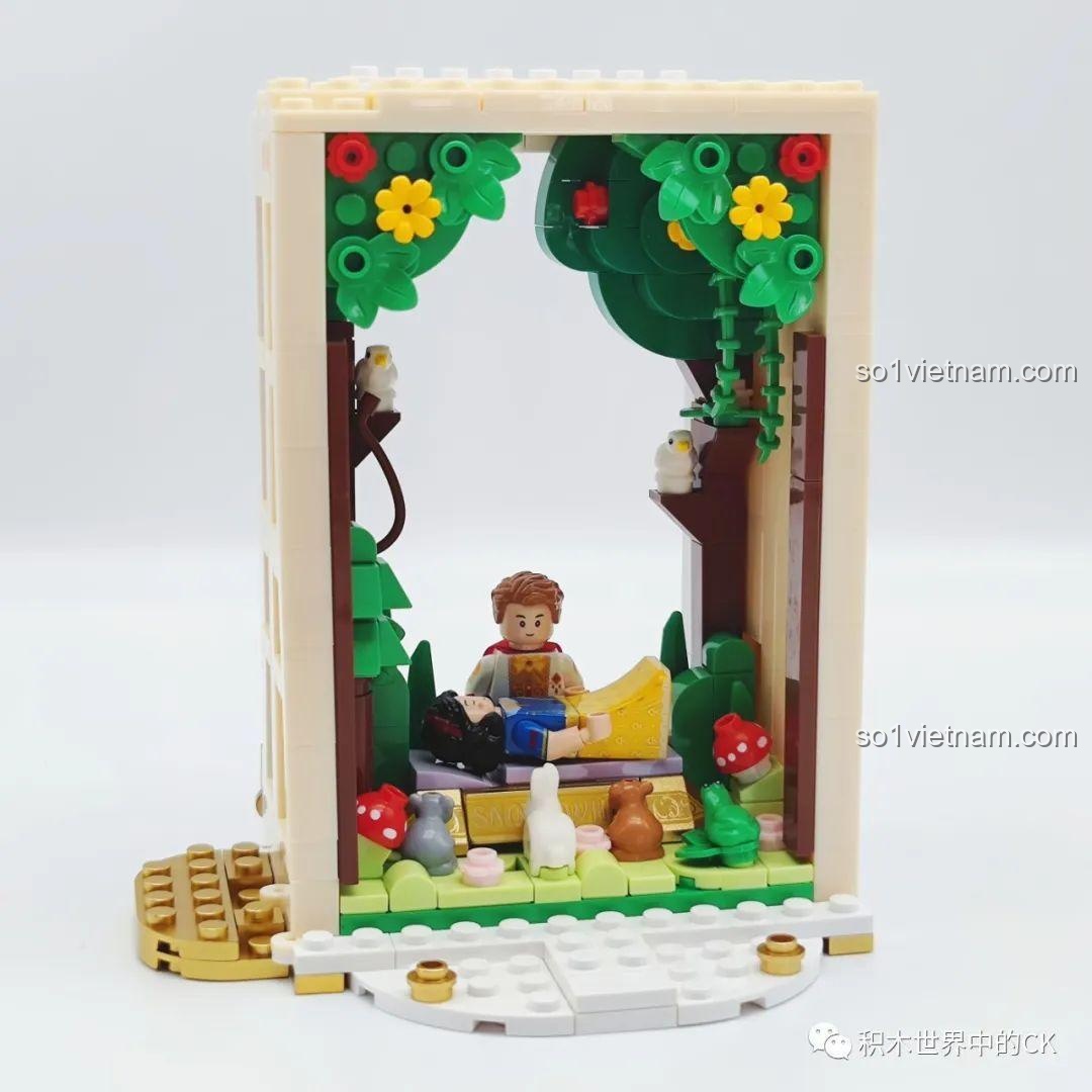 Hình ảnh quá trình lắp ráp khung cảnh khu rừng bên trong sách mô hình Nàng Bạch Tuyết cho con gái 6+.