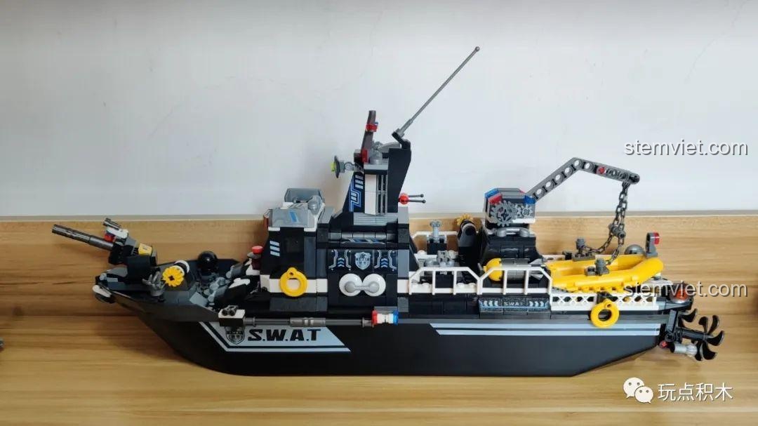 Mô hình Tàu Tuần Tra Hắc Ưng SEMBO 102467 sau khi hoàn thành các bước lắp ráp đầu tiên.