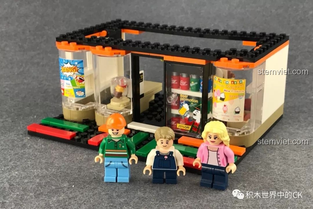 Quá trình lắp ráp tầng một của Mô hình cửa hàng 7-Eleven 601017 xịn giá rẻ, với các minifigures đứng phía trước.