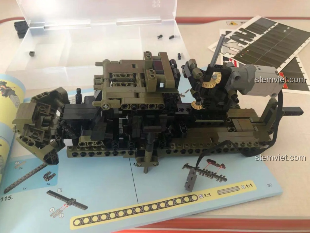 Quá trình lắp ráp phần khung chính của Trực thăng Z-20 từ bộ SEMBO 705992, với các chi tiết Technic phức tạp.