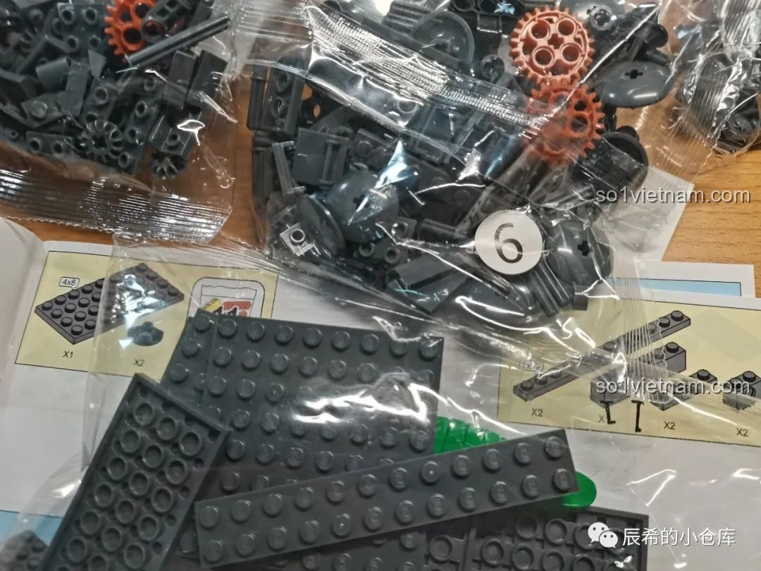 Quá trình lắp ráp bộ Sluban M38-B0851 với các túi mảnh ghép được đánh số và sách hướng dẫn.