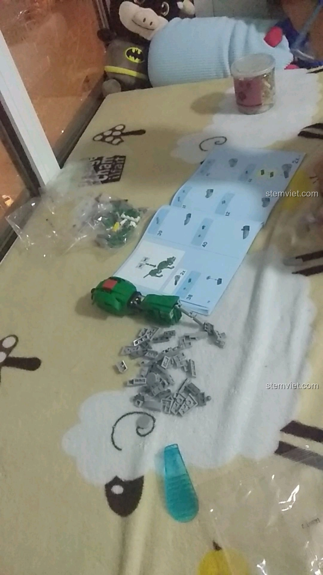 Quá trình lắp ráp chú sư tử số 5 của bộ Đế Trưng Bày Voltron Bách Thú Vương SY 1130 đang diễn ra.