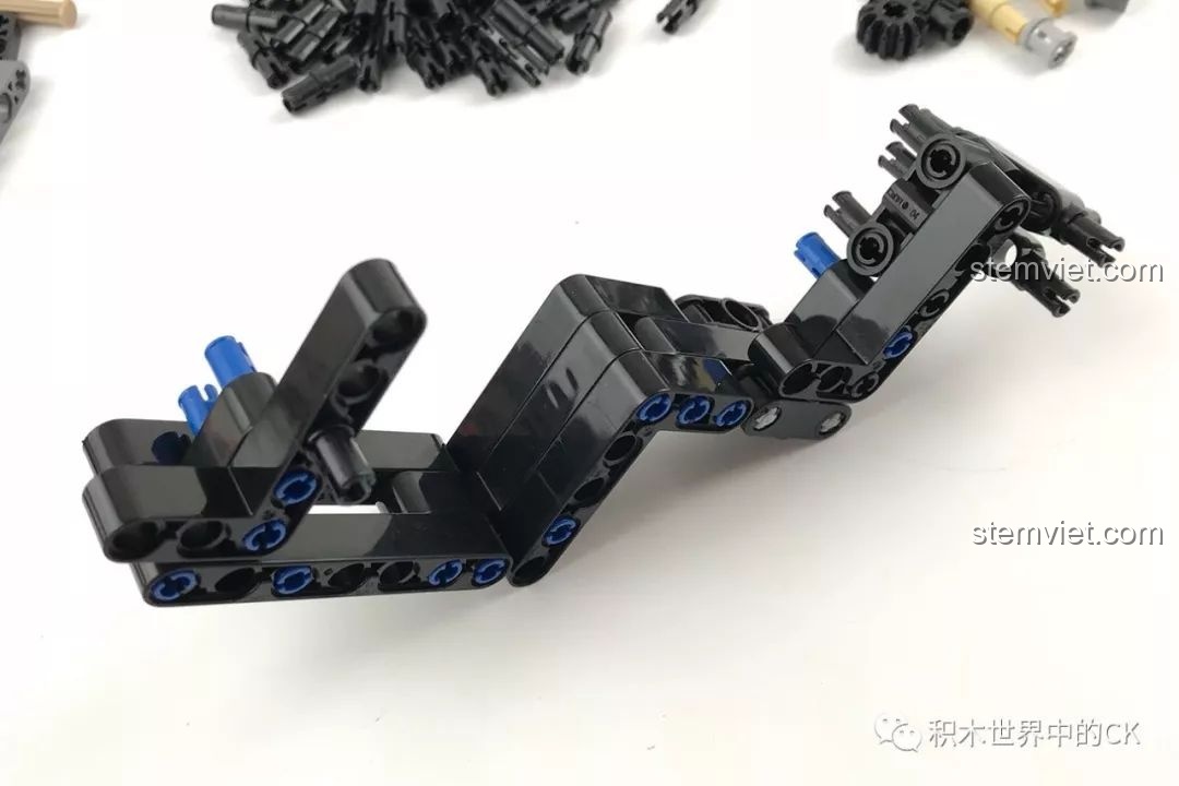 Bắt đầu quá trình lắp ráp CaDA C81005 Mô hình súng trường chiến đấu với phần khung súng đầu tiên.