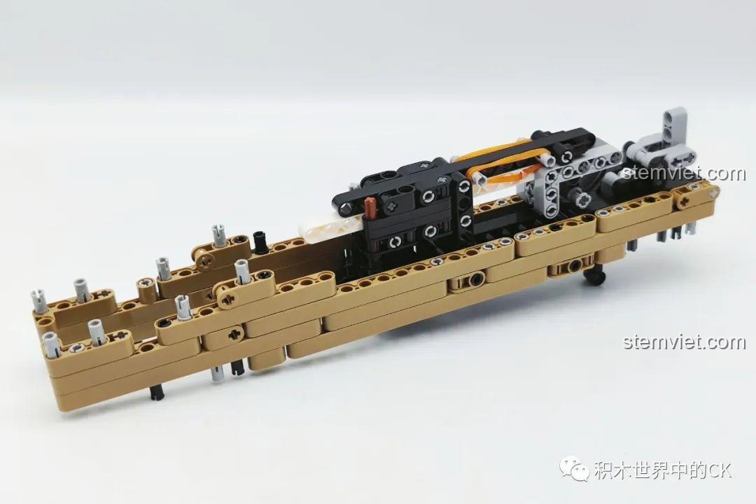 Giai đoạn đầu của quá trình lắp ráp mô hình súng shotgun STF-12 JIESTAR 92402, thể hiện khung súng đang dần hình thành.