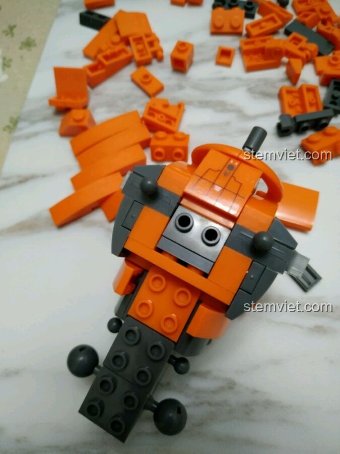 Quá trình lắp ráp phần thân của bộ lắp ghép Chiến binh Jaeger Saber Athena cho bé 6 tuổi, để lộ các khớp cầu.