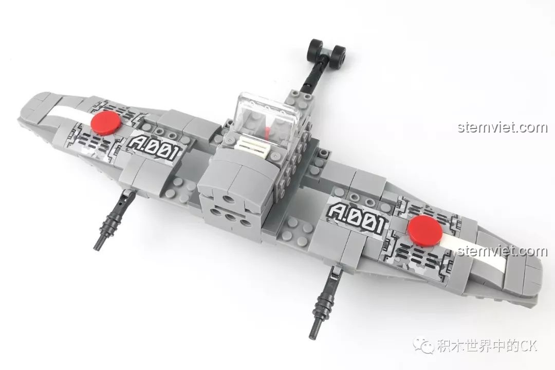 Quá trình lắp ráp bộ Sembo 12781, phần thân và cánh của máy bay chiến đấu Zero đang được hoàn thiện.