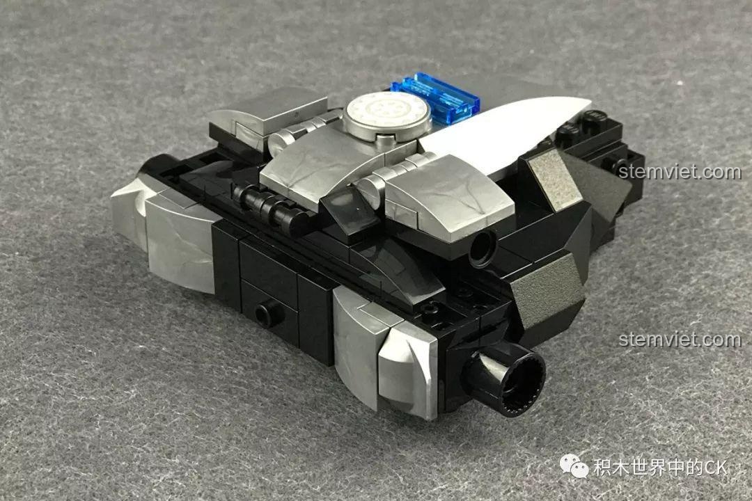 Quá trình lắp ráp phần thân của robot Gấu Bạo Kích từ bộ QMAN 3605, sử dụng các chi tiết màu đen và bạc.