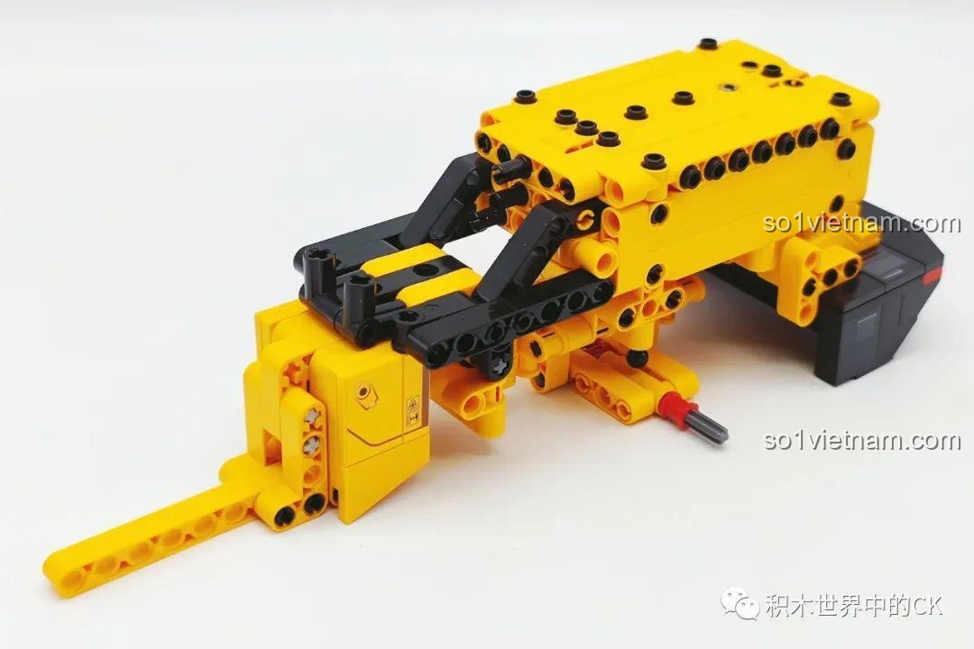 Giai đoạn đầu của quá trình lắp ráp bộ Sembo 712016, phần thân sau của xe xúc lật đang dần được hình thành.