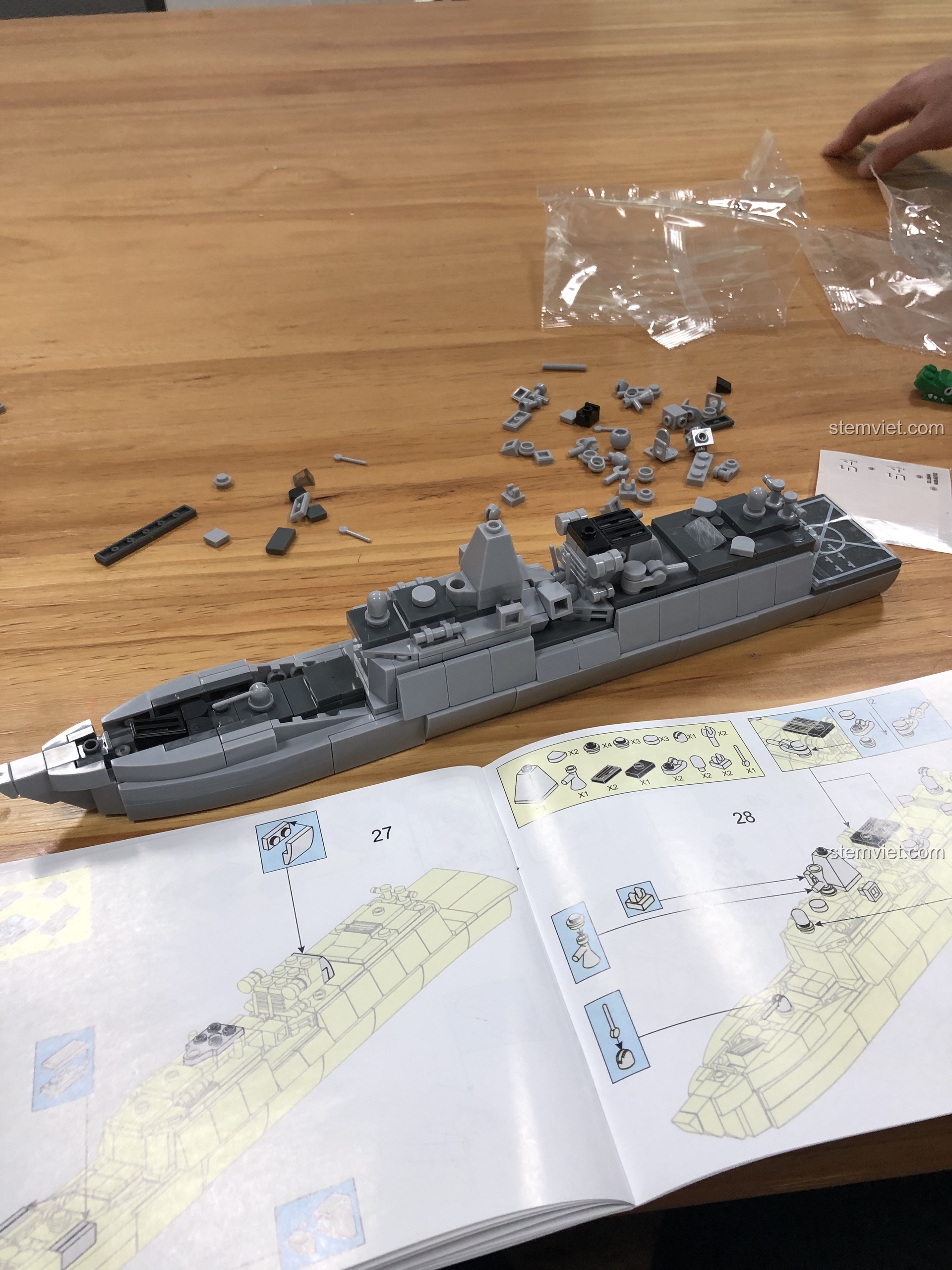 Mô hình Tàu Hộ Vệ Tên Lửa Kiểu 054A Lâm Nghi đang trong quá trình lắp ráp phần thân và các cấu trúc thượng tầng.