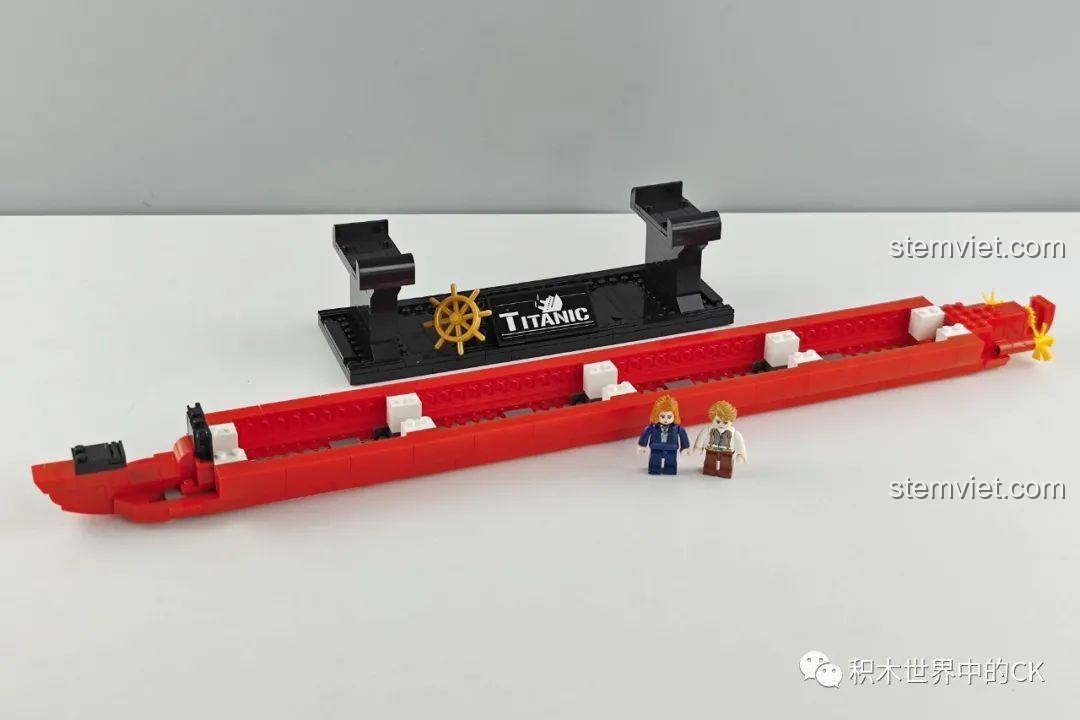 Quá trình lắp ráp phần thân dưới của mô hình Tàu Titanic Zhe Gao 01010, cho thấy cấu trúc ban đầu của con tàu.