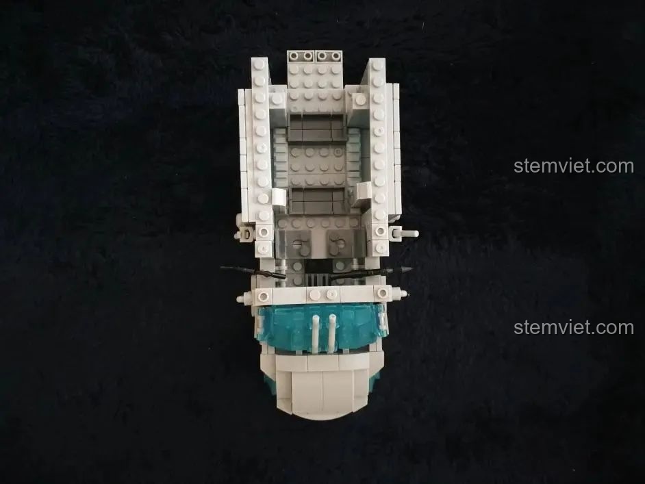 Quá trình gắn các bộ phận phụ vào thân chính của mô hình WOMA C0897, rèn luyện sự khéo léo.